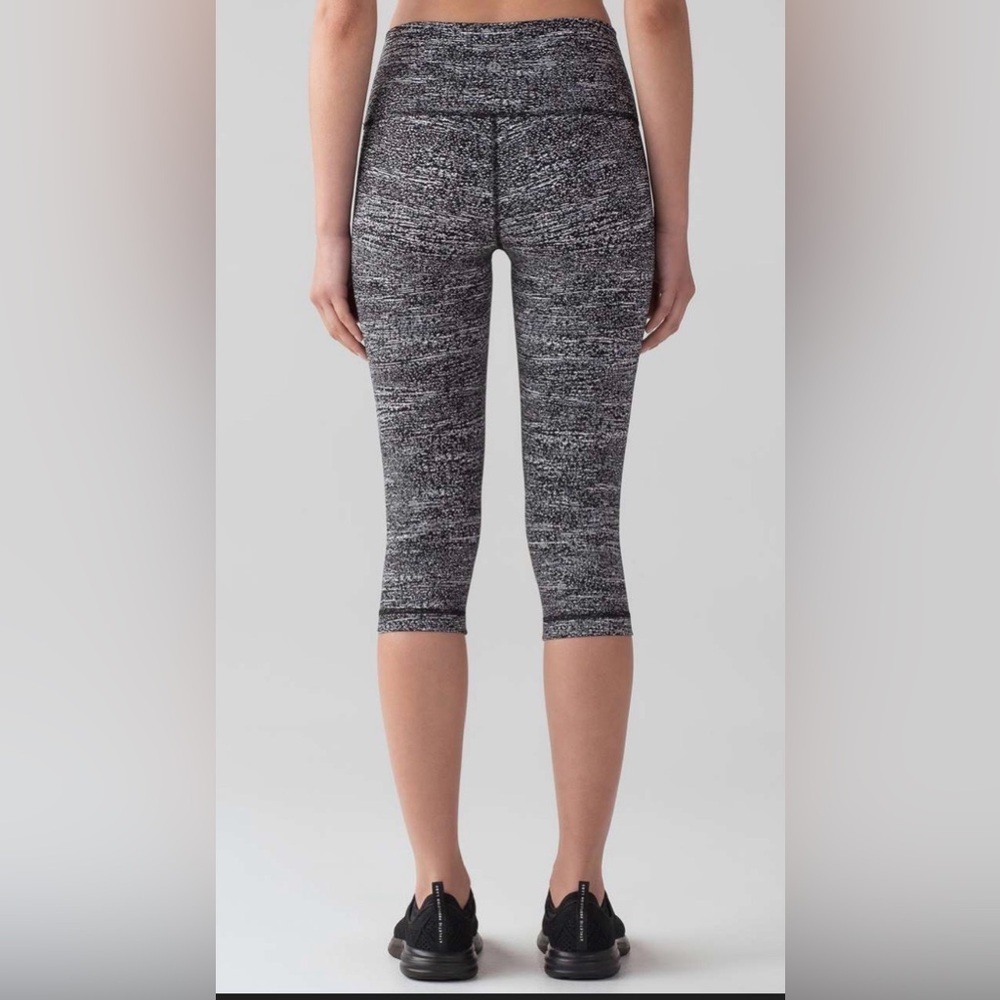 Lululemon Wunder Under Hi-Rise 1/2 Tight (or Crop) in the "Air Time White Black" - Picture 2 of 5